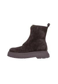 Botines de ante en gris oscuro con punta redondeada, cremallera lateral y pestaña para tirar, que cuentan con una suela de goma gruesa y un diseño minimalista.