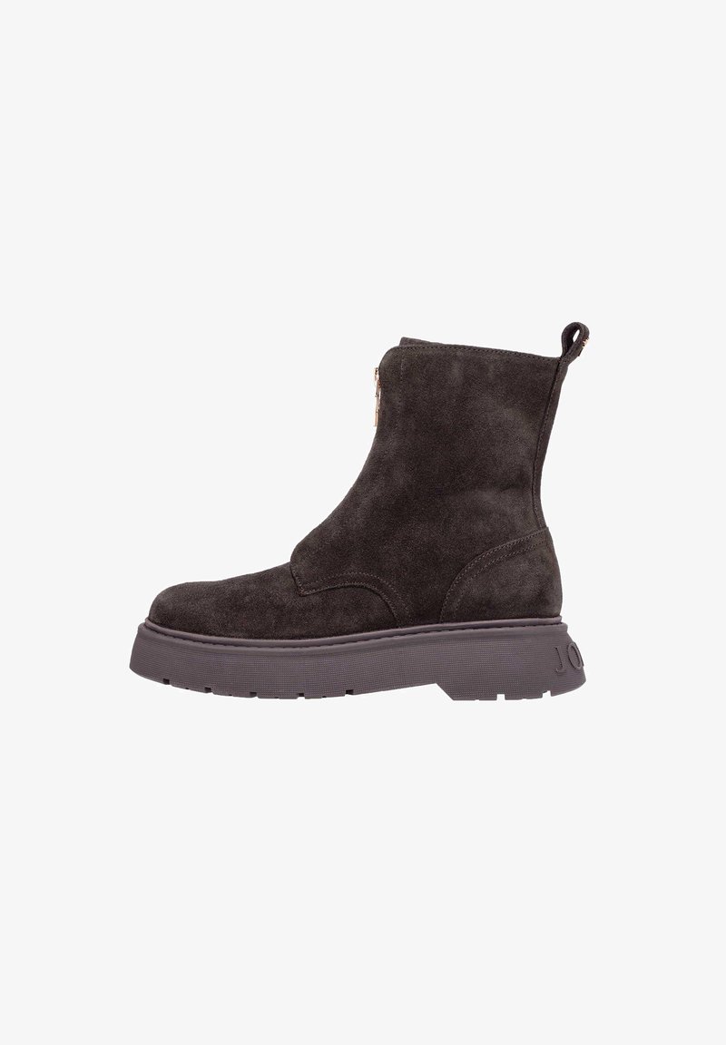 Botines de ante en gris oscuro con punta redondeada, cremallera lateral y pestaña para tirar, que cuentan con una suela de goma gruesa y un diseño minimalista.