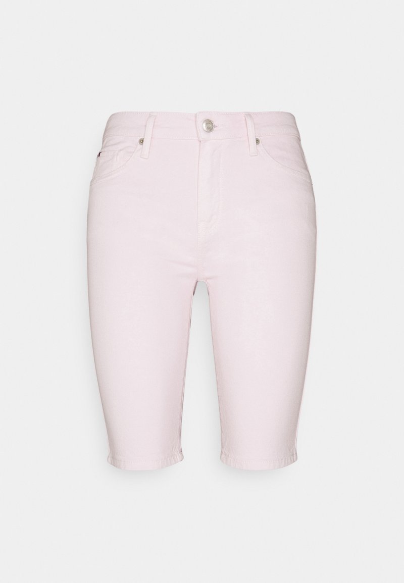 Shorts ajustés rose clair longueur genou avec bouton devant, fermeture éclair et passants de ceinture sur fond uni.