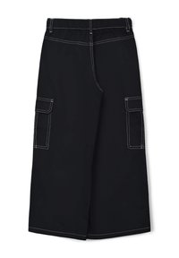 Schwarze Cargo-Hosen mit elastischem Bund, ausgestattet mit zwei seitlichen Taschen und kontrastierenden weißen Nähten. Gerades Bein Design und knielange Länge.