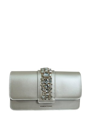 Piccola borsa clutch argento con decorazione a cinturino gioiello al centro davanti e materiale liscio simile al raso.