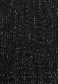 Tissu noir côtelé avec une surface texturée présentant des fils métalliques pour une subtile brillance. Des lignes verticales créent un motif cohérent.