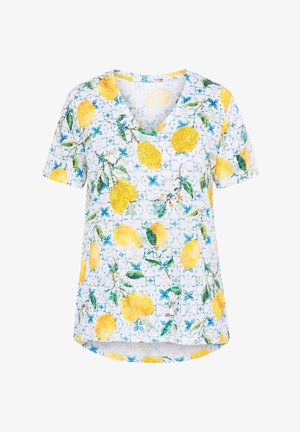 Wit T-shirt met korte mouwen en V-hals met een all-over print van gele citroenen en groene bladeren op een blauwe tegel-geïnspireerde achtergrond.