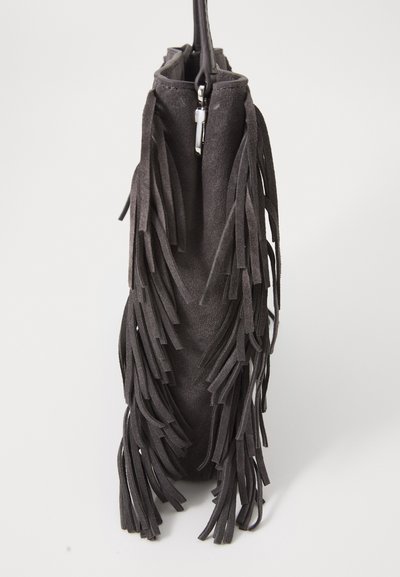 Geantă de mână din suede negru, cu detalii din franjuri lungi, dotată cu închidere cu fermoar și mânere din piele, evidențiind o textură moale și un design elegant.