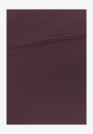 Close-up van een donkerpaarse stof met een horizontale naad in bijpassende draad gestikt over het midden.