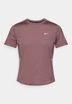 Tricou sport cu mânecă scurtă, din material într-o nuanță de mauve șters, cu textură fină. Are un mic logo alb Nike pe piept și accente reflectorizante pe părți.