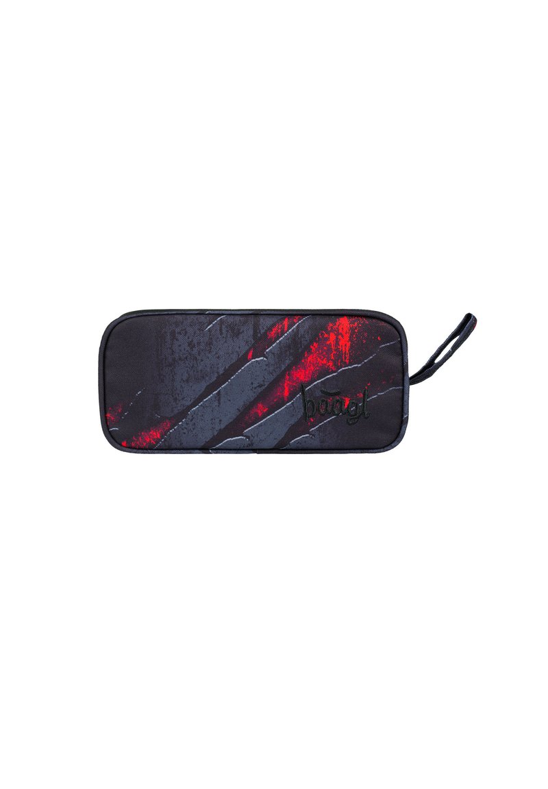 Astuccio in tessuto nero con strisce diagonali rosse e grigie, chiusura con zip e un laccio per un facile trasporto. Logo ricamato presente.
