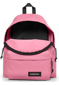 Zaino Eastpak rosa con tasca frontale con zip, dettagli neri e un ampio scomparto principale. Presenta un tessuto resistente e una chiusura con cordino.