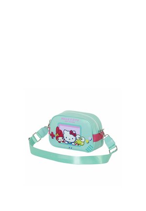 Un bolso bandolera verde menta con cierre de cremallera, que presenta un gráfico de Hello Kitty, acentos rosas y un material sintético suave.