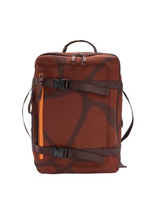 Prostokątny brązowy plecak z ciemnymi abstrakcyjnymi wzorami, dwoma poziomymi paskami z klamrami, górnym uchwytem oraz pomarańczowym pionowym zamkiem błyskawicznym z przodu.