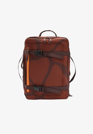 Prostokątny brązowy plecak z ciemnymi abstrakcyjnymi wzorami, dwoma poziomymi paskami z klamrami, górnym uchwytem oraz pomarańczowym pionowym zamkiem błyskawicznym z przodu.