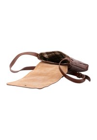 Borsa in pelle marrone con una morbida patta in suede beige e rivestimento interno a quadri. Presenta una lunga tracolla e una chiusura a scatto.