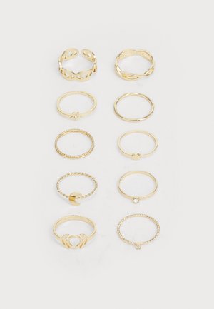Conjunto de diez anillos de oro, de varias formas y diseños, que incluyen bandas retorcidas, bandas suaves y uno con un acento de gema.