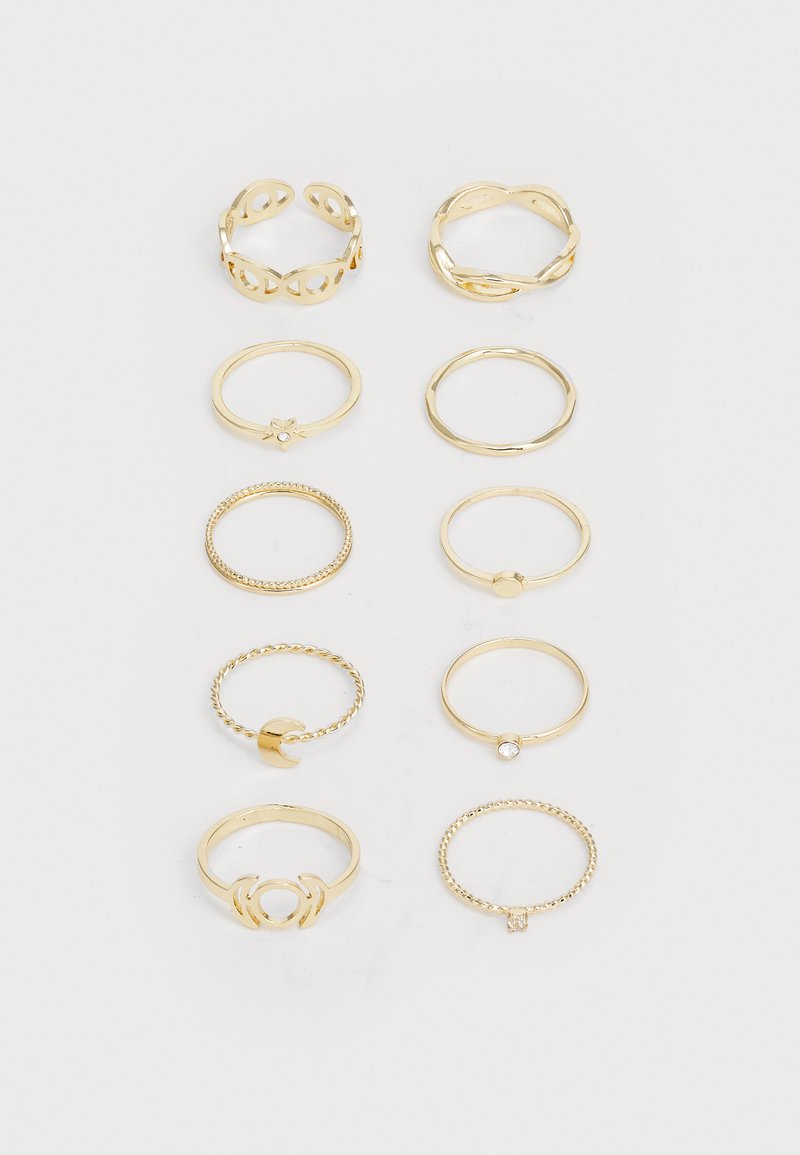 Conjunto de diez anillos de oro, de varias formas y diseños, que incluyen bandas retorcidas, bandas suaves y uno con un acento de gema.