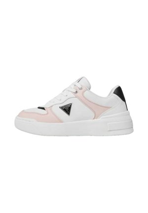 Sneaker in pelle bianca e rosa chiaro con un accento nero sul tallone, design con lacci e un triangolo argentato con logo del marchio sul lato.