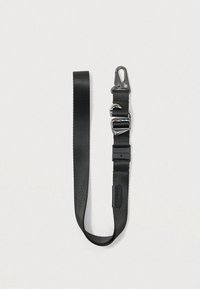 Sangle en nylon noire avec un clip et des accessoires en métal chromé. Ajustable avec une boucle en plastique. Texture lisse, design plat et léger.