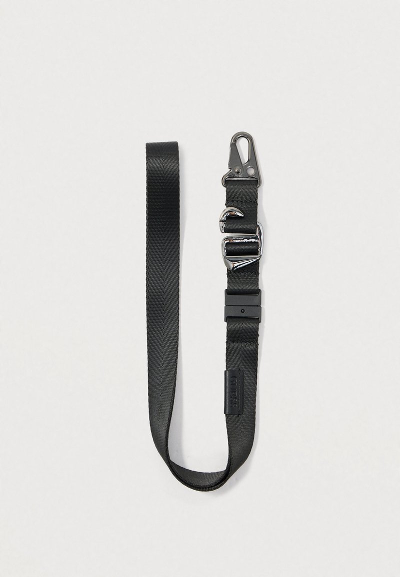 Sangle en nylon noire avec un clip et des accessoires en métal chromé. Ajustable avec une boucle en plastique. Texture lisse, design plat et léger.