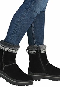 Botas negras de ante hasta el tobillo con forro de piel sintética gris, costuras decorativas y cremalleras laterales. Suela de goma texturizada para mayor agarre y estabilidad.