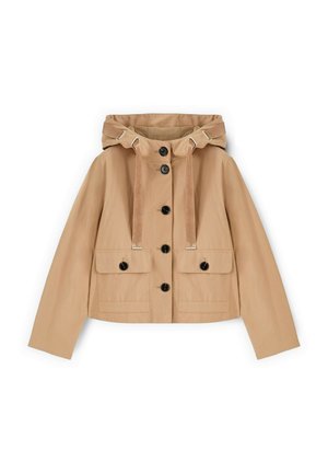 Chaqueta corta beige con capucha, botones delanteros, cordones ajustables y dos bolsillos con solapa y cierre de botón.