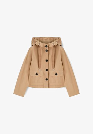 Beżowa krótka kurtka z kapturem, zapinana z przodu na guziki, z regulowanymi sznurkami oraz dwoma patkowymi kieszeniami zapinanymi na guziki.