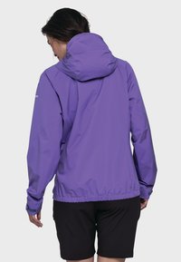 Leichte, lila wasserdichte Jacke mit verstellbarer Kapuze, elastischem Bund und langen Ärmeln, aus einem glatten, strukturierten Stoff.