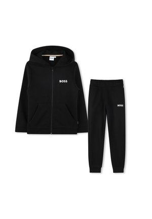 Hoodie zippé noir et pantalon de survêtement assorti avec le logo blanc "BOSS" sur la poitrine et la cuisse, posé à plat sur un fond blanc.