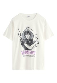 Vit bomullströja med en grafik av en tjej med mörkt hår, omgiven av fladdermöss och texten "WEDNESDAY DESTINED FOR DARKNESS" i lila.