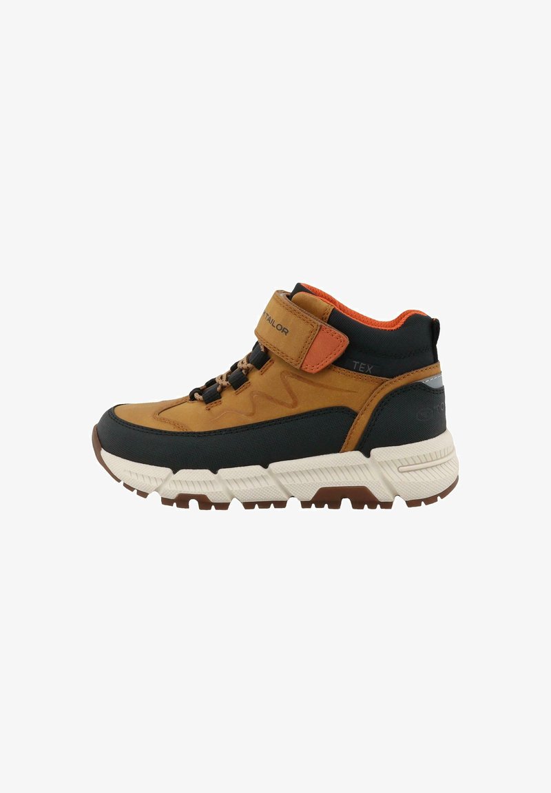 Brązowe i czarne sneakersy typu high-top z beżową podeszwą, pomarańczowym wnętrzem, czarnymi sznurówkami i beżowym paskiem na rzep na białym tle.