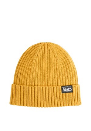 Gorro de punto acanalado amarillo con puño doblado y etiqueta de tela negra de Levi Strauss & Co. cosida en el puño.