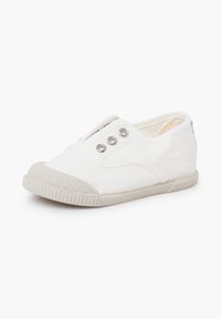 Weiße Leinenschlupfschuh mit Gummikappe, seitlichem elastischen Einsätzen und strukturiertem Sohlen. Metallösen verbessern das Design.