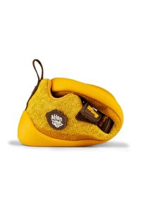 Chaussure enfant jaune pliée avec tissu texturé, accents marron, boucle de traction et logo « Affen Zahn » sur le côté.