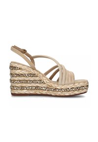 Sandali con zeppa in suede beige e molteplici cinturini. La suola in juta presenta una texture intrecciata e accenti decorativi in cristallo.