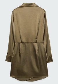 Sukienka koszulowa z satynowego, oliwkowozielonego materiału, z długimi rękawami, kołnierzykiem, dopasowaną talią i zaokrąglonym dołem, pokazana z tyłu na jednolitym tle.