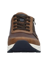 Bruine leren sneaker met gestructureerde accenten, voorzien van bruine veters, een zijrits en een witte tussenzool. Rubberen buitenzool voor grip.