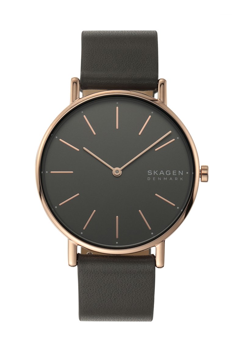 Runde Skagen-Uhr mit einem dunkelgrauen Zifferblatt, rosegoldenen Markierungen und einem dunklen Lederarmband. Minimalistisches Design mit schlanken Linien und ohne Zahlen.