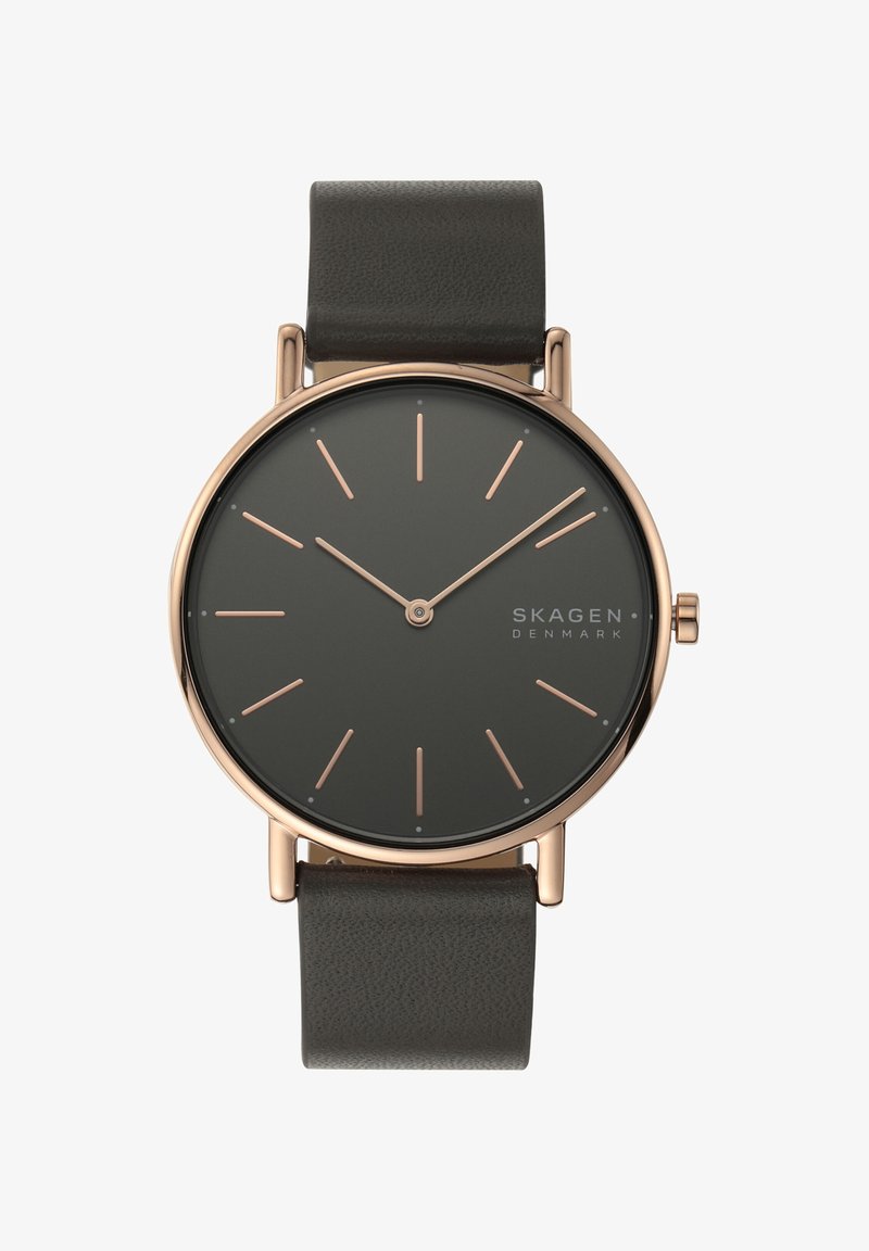 Pyöreä Skagen-kello, jossa on tummanharmaa kellotaulu, ruusukultaiset merkinnät ja tumma nahkahihna. Minimalistinen muotoilu, jossa on tyylikkäät viivat ja ilman numeroita.