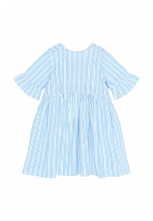 Modrá bavlnená šaty s bielymi zvislými pruhmi, krátkymi volánovými rukávmi a zhromaždeným pásom, pričom majú okrúhly výstrih a rozšírenú sukňu.