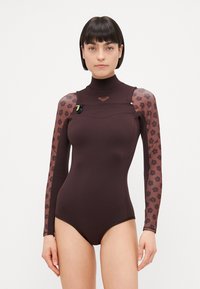 Costum de baie maro cu mâneci lungi, prezentând un model floral pe un material transparent, guler înalt șicusături contrastante. Accent logo pe piept.