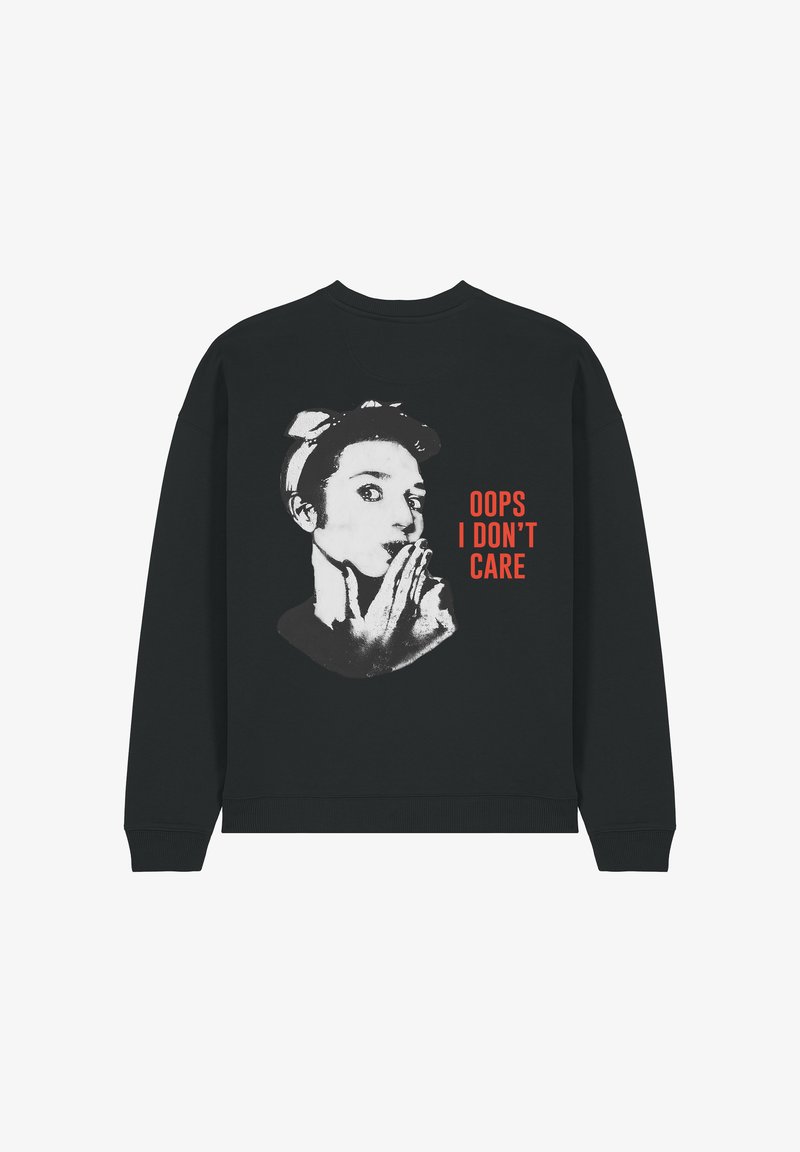Čierna mikina s grafickým dizajnom, ktorá zobrazuje monochromatickú tvár a text "OOPS, NEZÁLEŽÍ MI" v tučných červených písmenách. Mäkká tkanina, voľný strih.