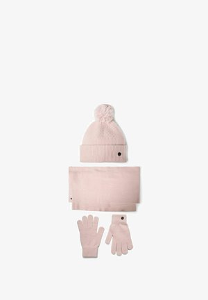 Roze gebreide beanie met een pompon, bijpassende sjaal en handschoenen. Zachte textuur, ribbelontwerp en klein zwart logo detail op elk stuk.
