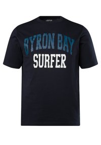 Námořnické bavlněné tričko s bílým textem "BYRON BAY SURFER" s zakřiveným designem a kontrastními modrými gradientovými akcenty. Krátké rukávy.