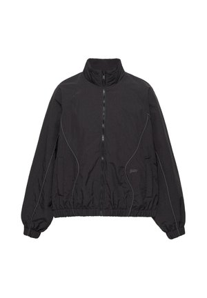 Černá bunda na zip s vysokým límcem, elastickými manžetami a jemnými zakřivenými švy na přední straně a rukávech.