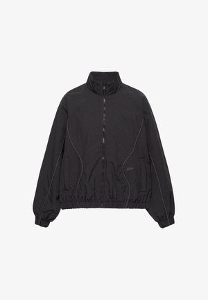 Černá bunda na zip s vysokým límcem, elastickými manžetami a jemnými zakřivenými švy na přední straně a rukávech.