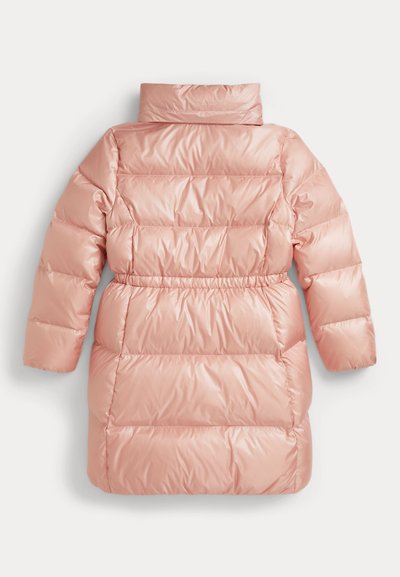 Casaco acolchoado em rosa suave, com gola alta, cintura franzida e textura brilhante e acolchoada com costuras horizontais por todo o lado.