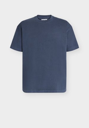 T-shirt classique bleu marine à manches courtes avec col rond, coupe décontractée et design uni sur fond clair.
