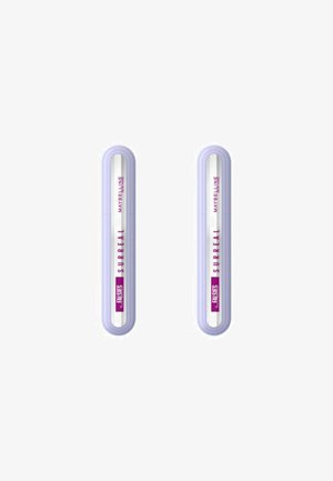 Deux tubes de mascara Maybelline Lash Sensational Sky High waterproof avec des bouchons violet clair sur un fond blanc.