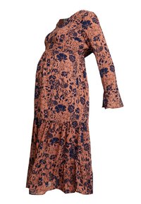 Långärmad gravidklänning med marinblå blommig print på dammig rosa tyg, med samlad midja och ett flerlagers kjol.