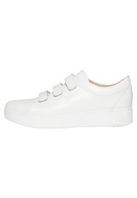 Biały skórzany sneaker o smukłym designie, zaokrąglonym nosku, płaskiej podeszwie i trzech paskach na rzepy do zapięcia. Gładka tekstura z minimalnymi zdobieniami.