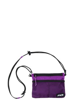 Kleine lila-schwarze Umhängetasche mit Netzvordertasche, Reißverschluss und verstellbarem schwarzen Riemen mit Knebelverschluss.