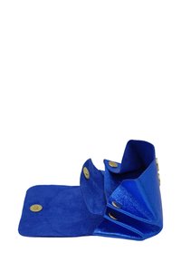 Portefeuille plié en cuir bleu métallisé avec boutons-pression en laiton, ouvert pour montrer plusieurs compartiments et un intérieur en daim doux.